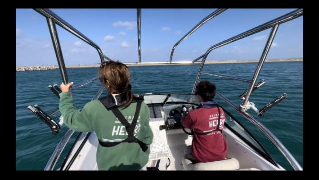 沖縄の海をクルージングしている写真