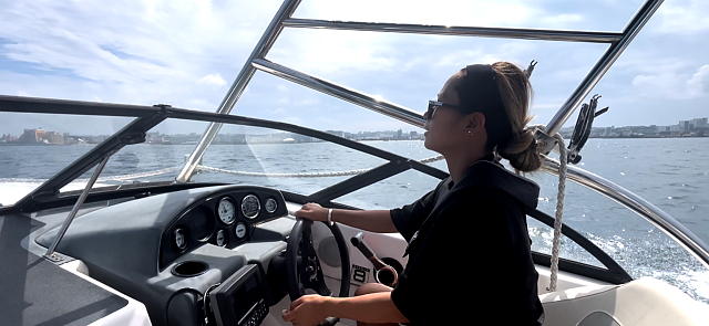 プライベートでダイビングやシュノーケリングのポイントへ案内している様子