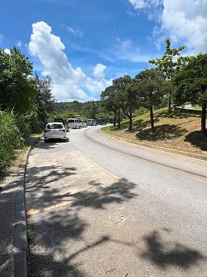 ナカユクイ展望台の駐車場に入った先にある道沿いの駐車場の写真