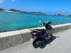 座間味島の座間味港から阿真ビーチに向かう途中の道路から見た海の写真